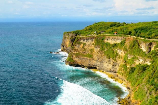 Keindahan Tebing dan Pura Luhur Uluwatu