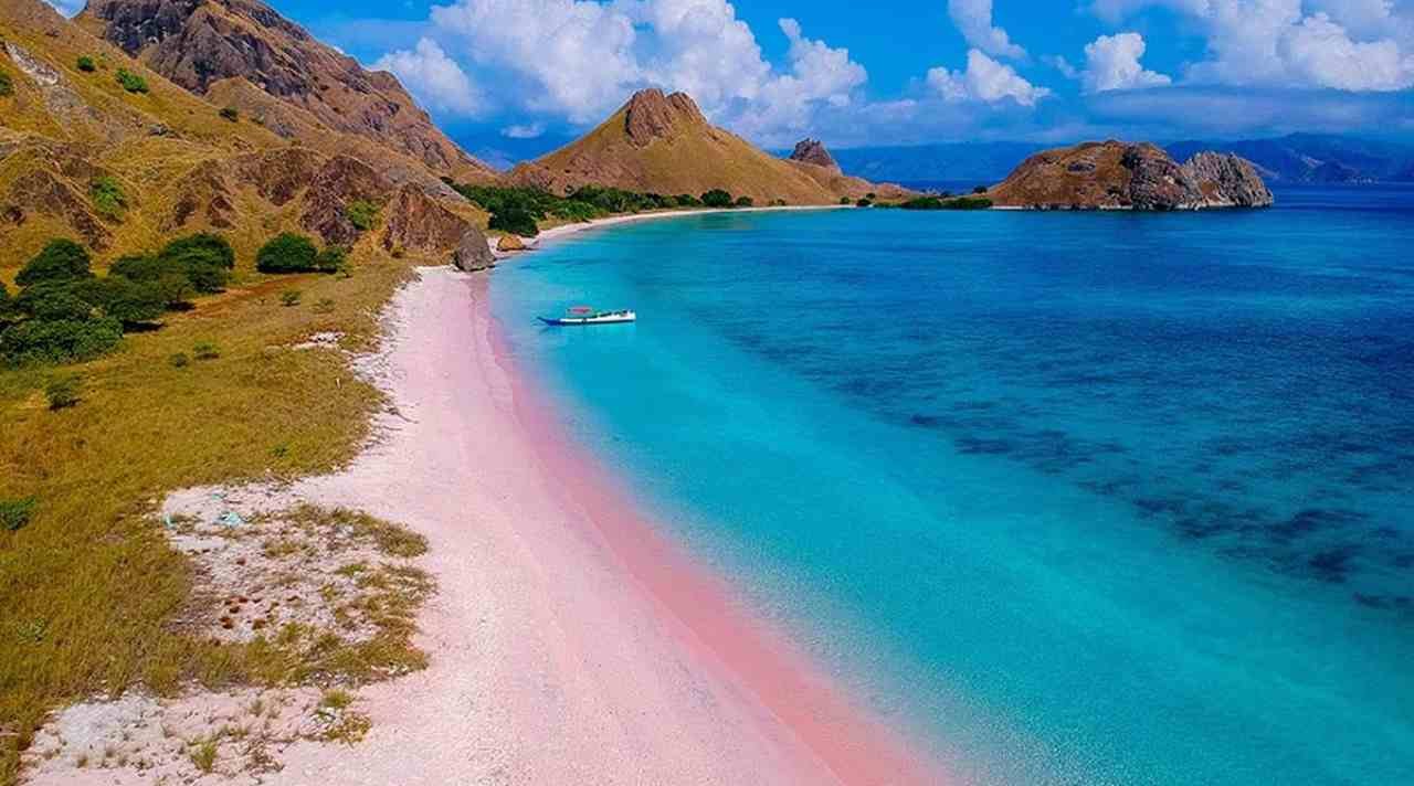 Pantai Merah di Manggarai Barat Sebagai Destinasi Traveling Unik