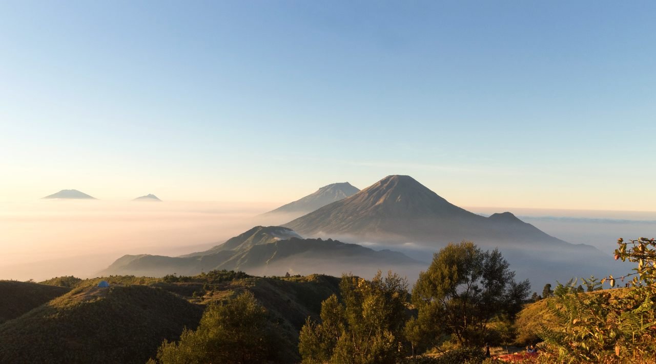 Menikmati Sunrise Gunung Prau dari Puncak yang Ramah Pendaki
