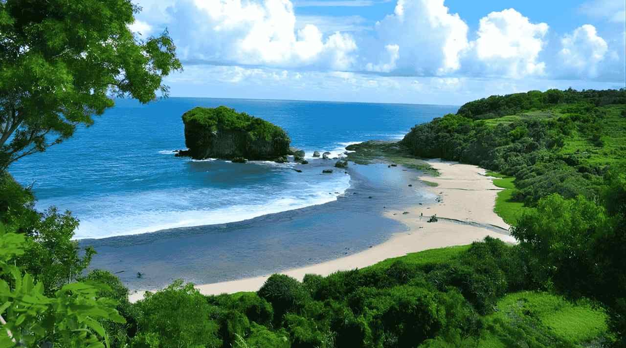 Pesona Tenang Pantai Jungwok di Pesisir Gunungkidul