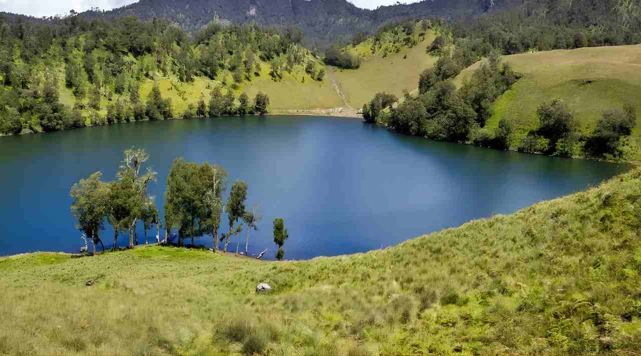 Danau Ranu Kumbolo dan Keheningan Alam Pegunungan Semeru