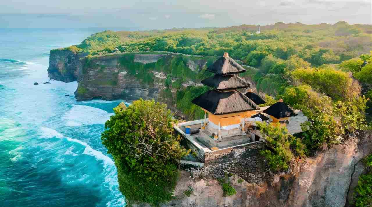 Uluwatu Bali Pesona Tebing dan Laut Selatan yang Memikat